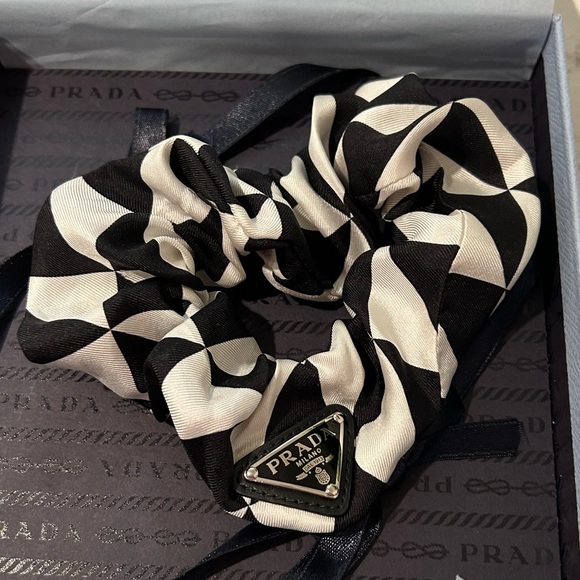 Prada Black/White Printed Silk Twill Scrunchie - Picture 3 of 5